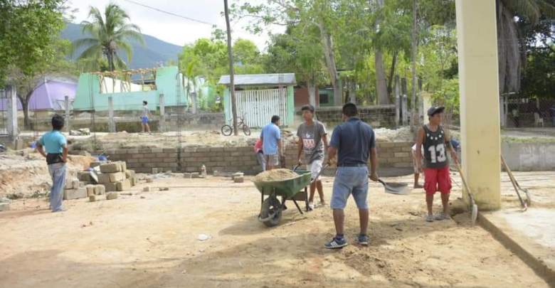 Pobladores de La Erradura trabaja en la construcción de un muro en la cancha de usos múltiples