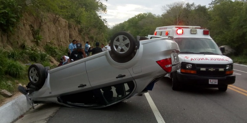 Volcadura en Huatulco deja dos lesionados