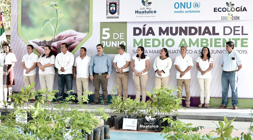 Banderazo de reforestación en instituciones educativas en Huatulco