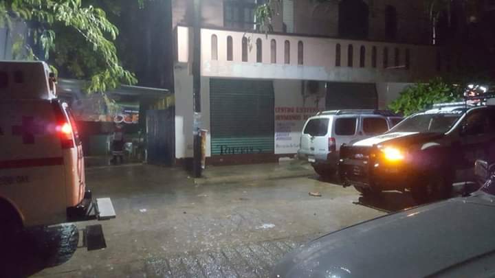 Pierde la vida tras caer de 3 metros en Puerto Escondido