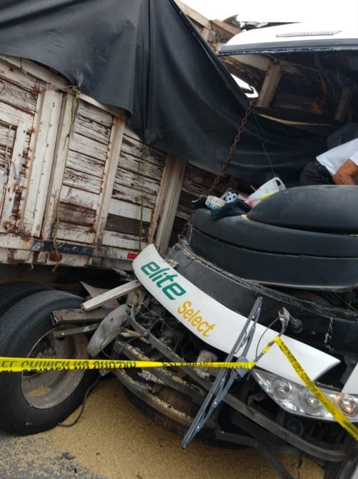 Aparatoso choque entre un autobús de pasajeros y un camión en Jalisco