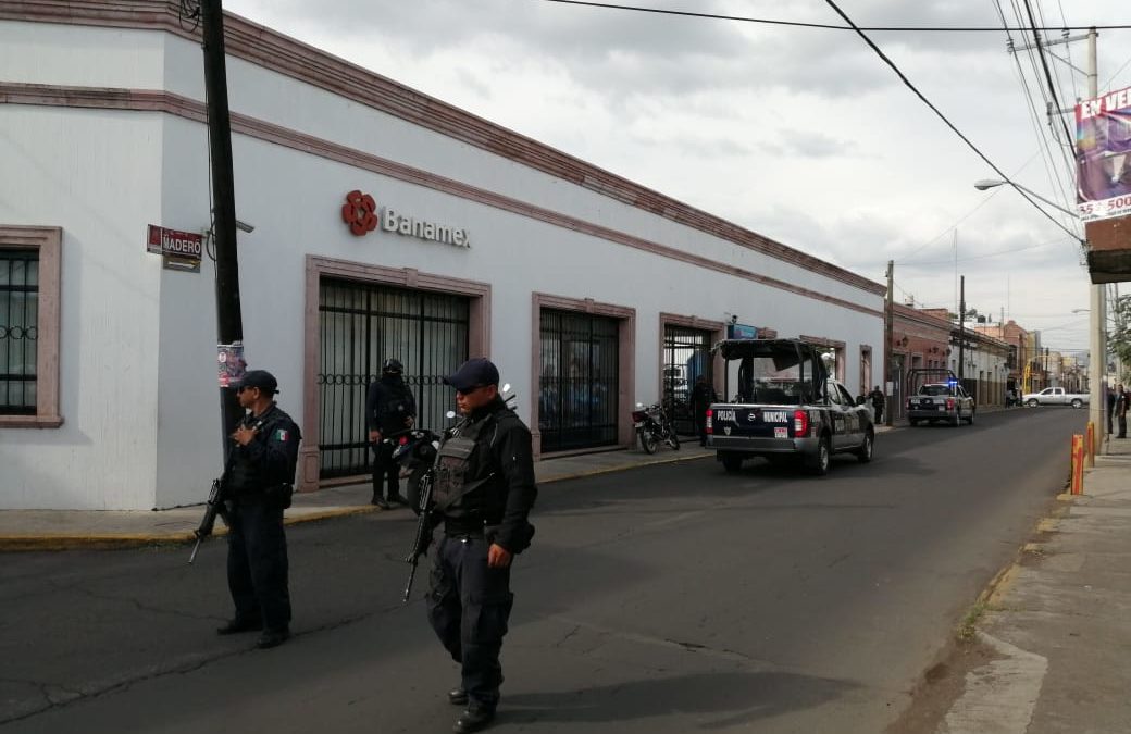 Asalto a Banamex moviliza a policía Michoacán y municipal; no hay detenidos