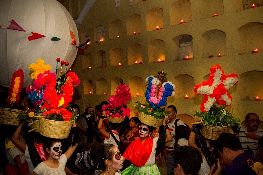 De fiesta en El majestuoso panteón general de Oaxaca