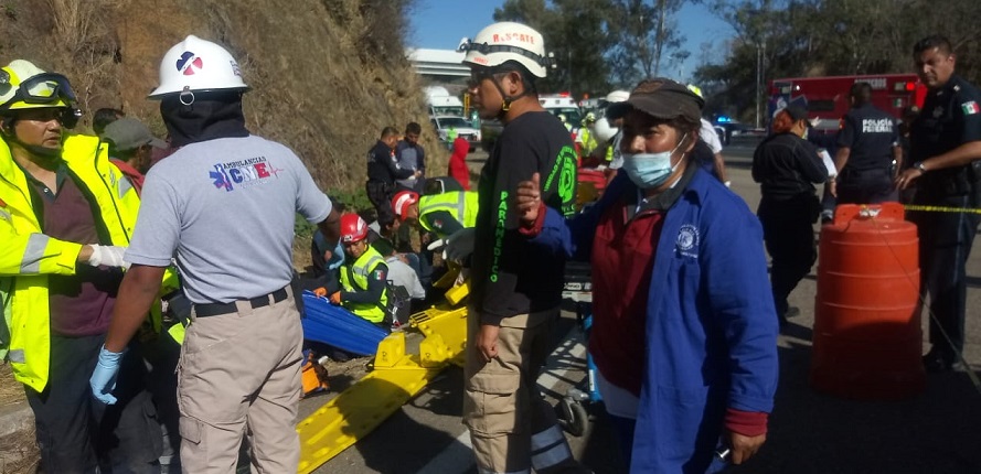 Atiende Gobierno accidente de autobús en carretera de Oaxaca