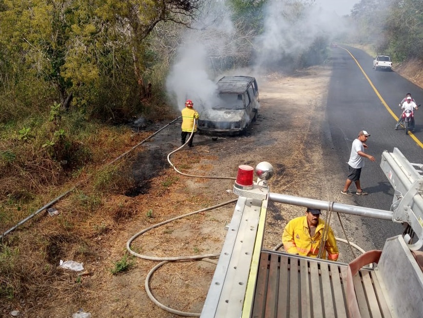 Se incendia camioneta en Pochutla