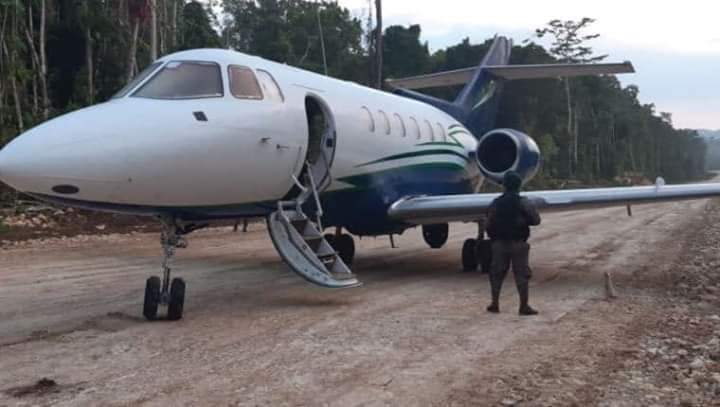 Hallan otro narco avión, aseguran vehículos, armas y droga en el peten, Guatemala