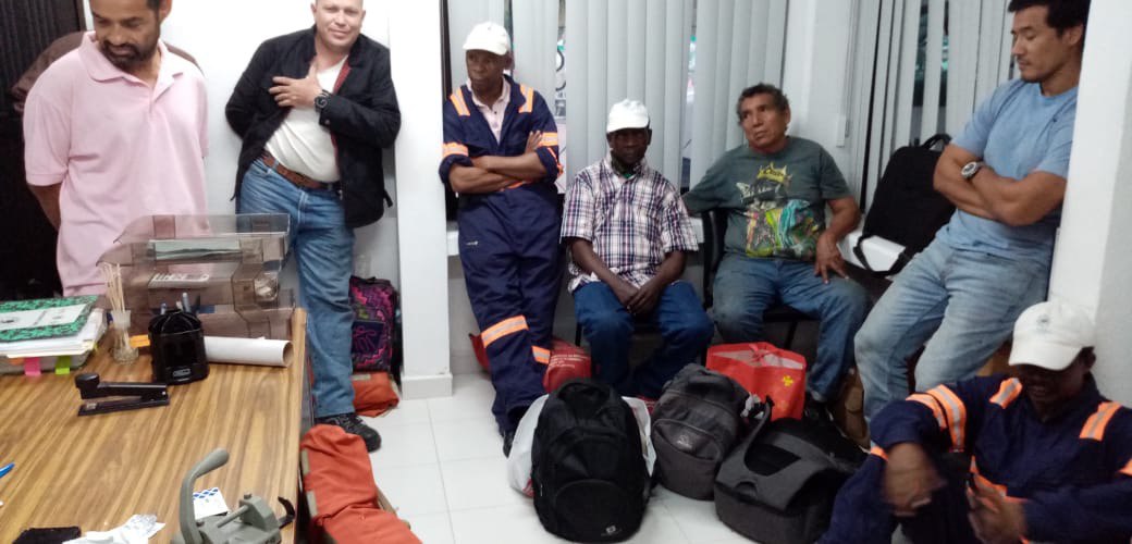 Rescatan tripulante de un barco que se hundió en Huatulco