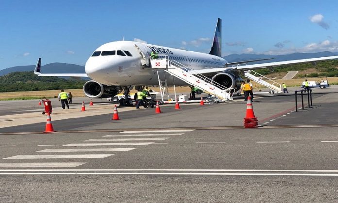 Entre lo moderno y lo típico está el aeropuerto internacional de bahías de Huatulco