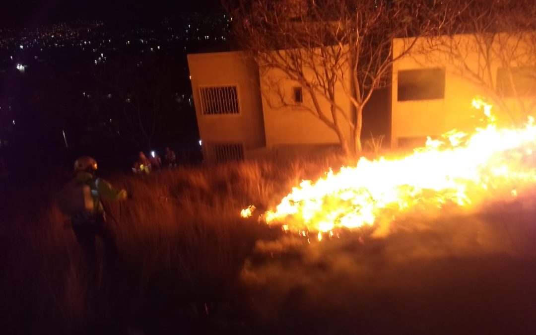 Dependencias trabajan coordinadas en incendio en Cerro del Crestón