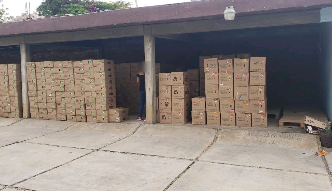 En San Lorenzo Cacaotepec, Fiscalía General segura más de mil cajas de mercancía con reporte de robo