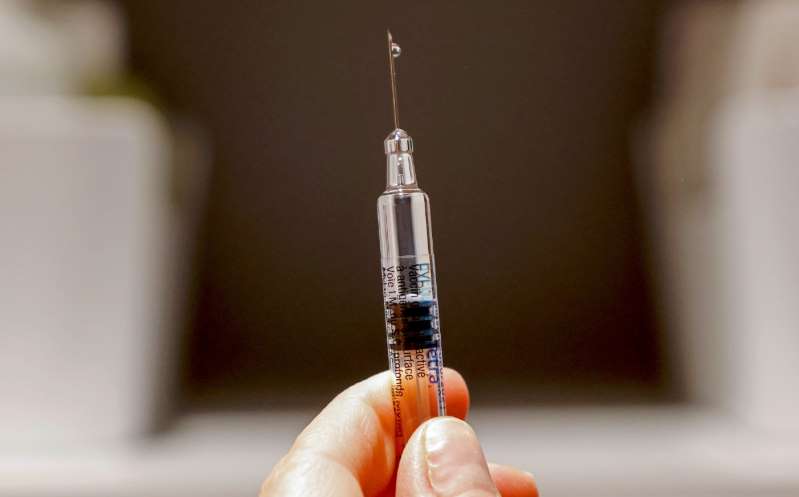 Vacuna contra covid-19 de AstraZeneca reanuda ensayos clínicos en EU