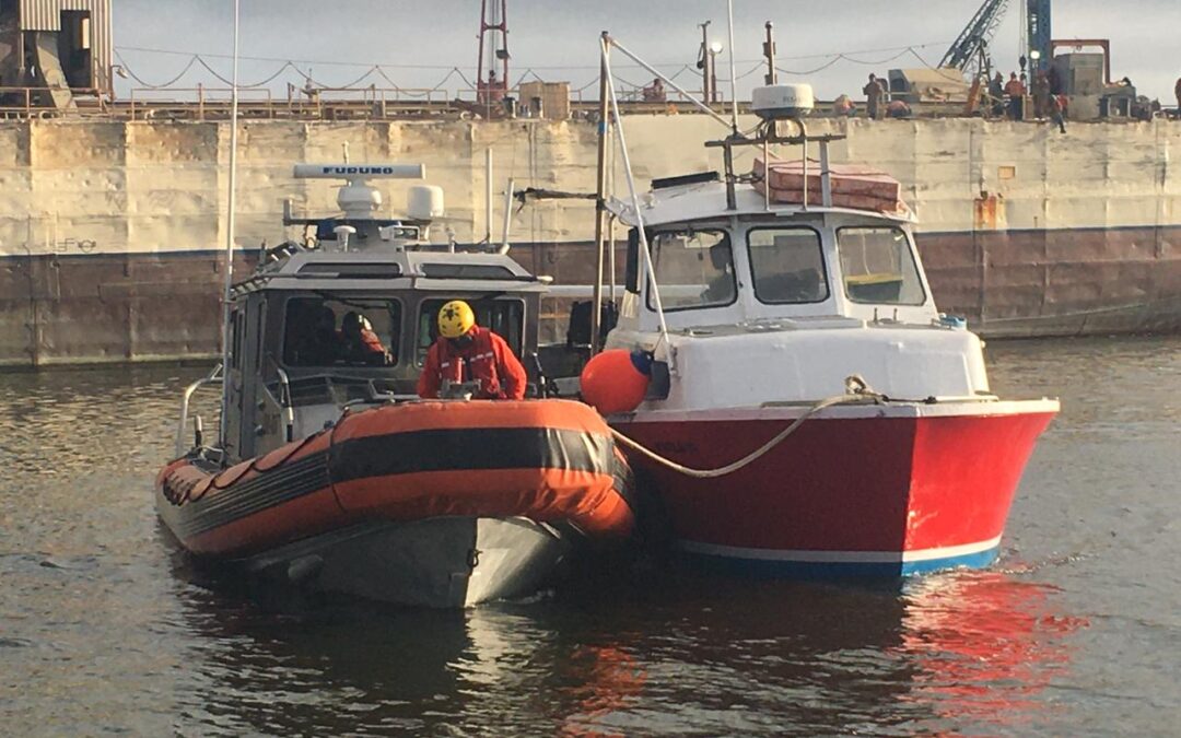 Personal de la Armada de México rescata a cinco pescadores en la costa de Ensenada, Baja California
