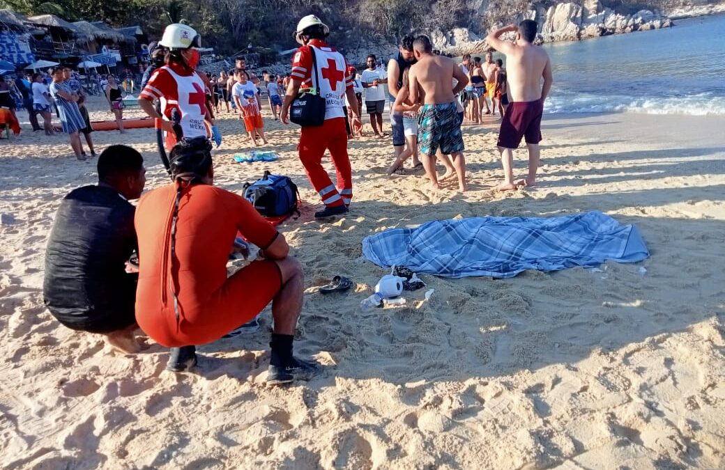 Pierde la vida turistas en la playa de Huatulco