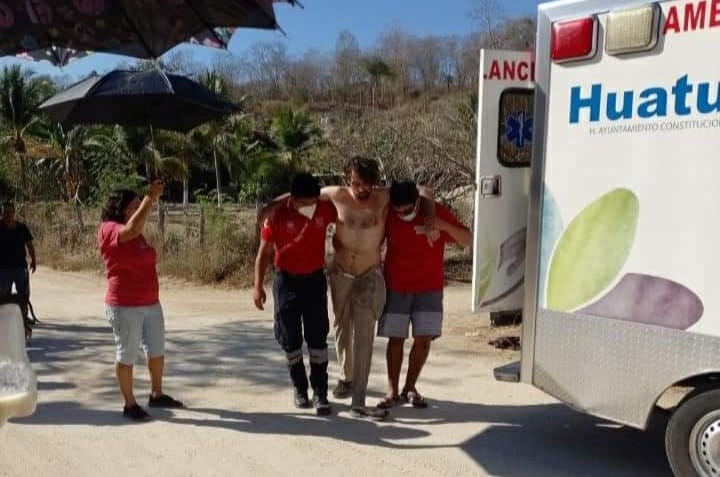 Protección civil y bomberos Huatulco auxilio a turista indigente