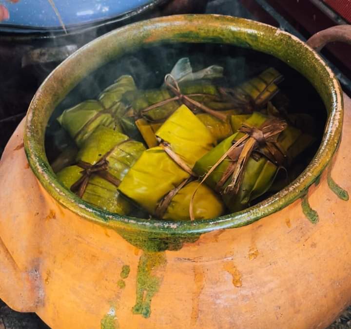 Cocineras tradicionales de Oaxaca comparten sus conocimientos para preparar tamales, un platillo de celebración