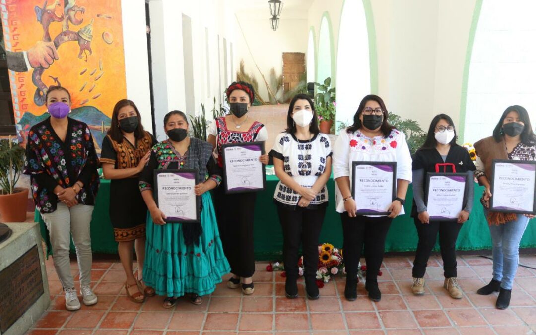 Mujeres ejemplares de la Sierra Norte, reciben reconocimiento por sus aportes comunitarios