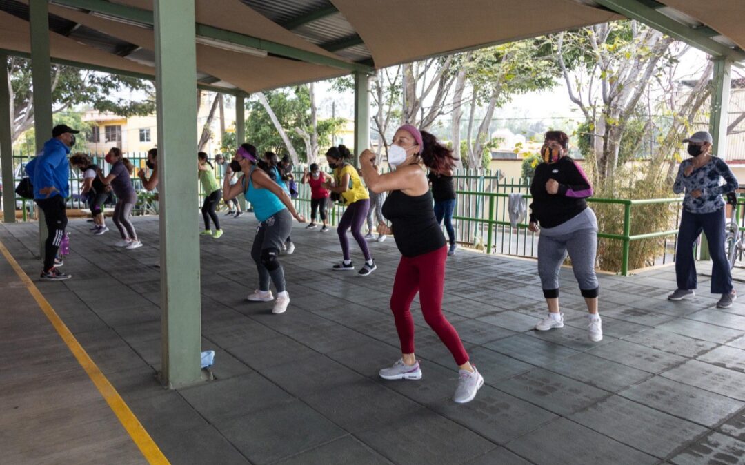 Vuelve al parque CAPCE el entusiasmo por las clases de Baile Fitness