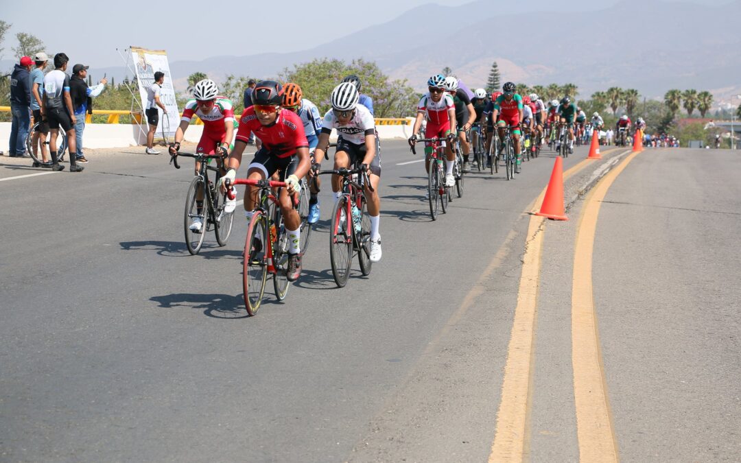 Hidalgo y Oaxaca dominan la modalidad de ruta en el Macro regional de ciclismo
