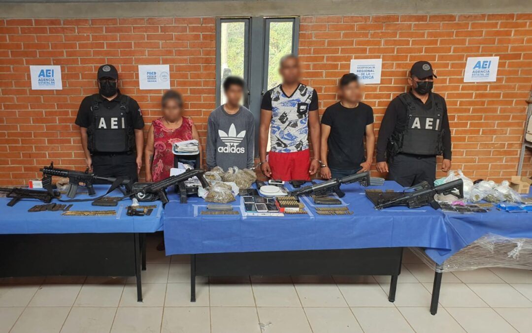 Fiscalía de Oaxaca coordina y realiza cateo: aseguran arsenal y droga, además, hay cuatro personas detenidas