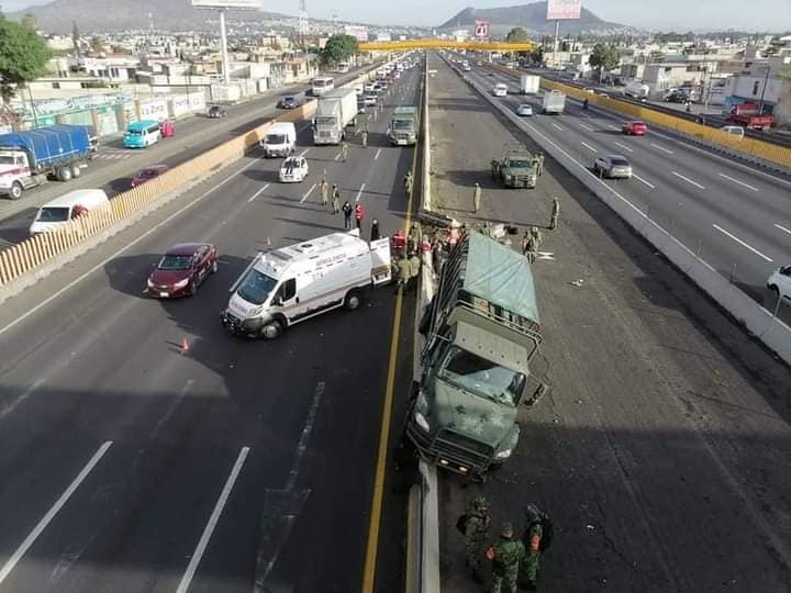MILITARES SE ACCIDENTAN EN LA AUTOPISTA MÉXICO-PUEBLA, HAY VARIOS HERIDOS.