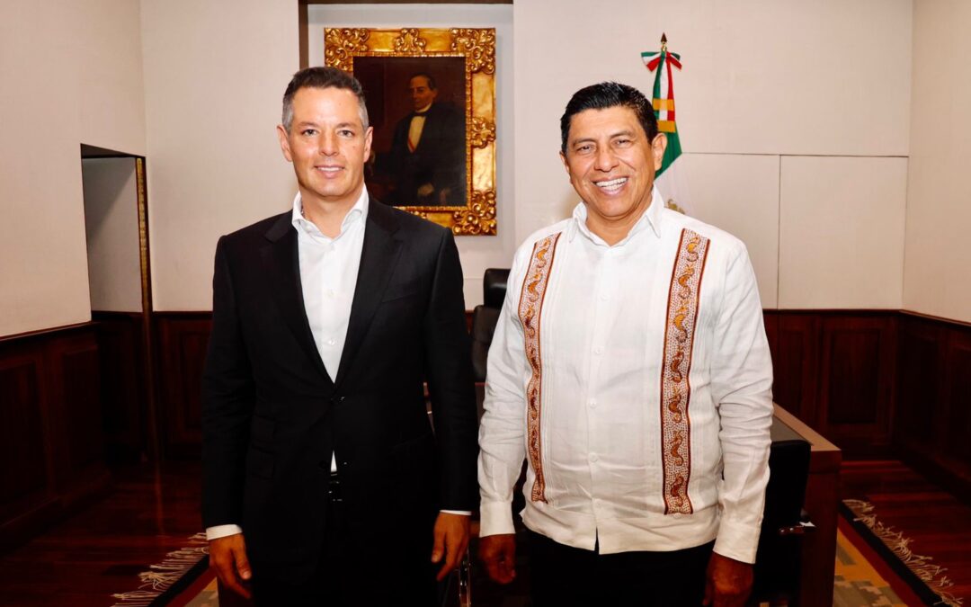 Recibe el gobernador Alejandro Murat Hinojosa al gobernador electo Salomón Jara Cruz en Palacio de Gobierno