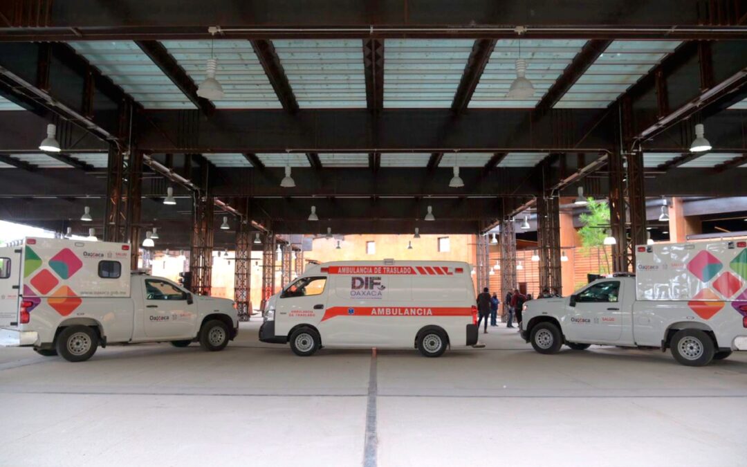 Entregan siete ambulancias equipadas en beneficio de la Sierra Sur