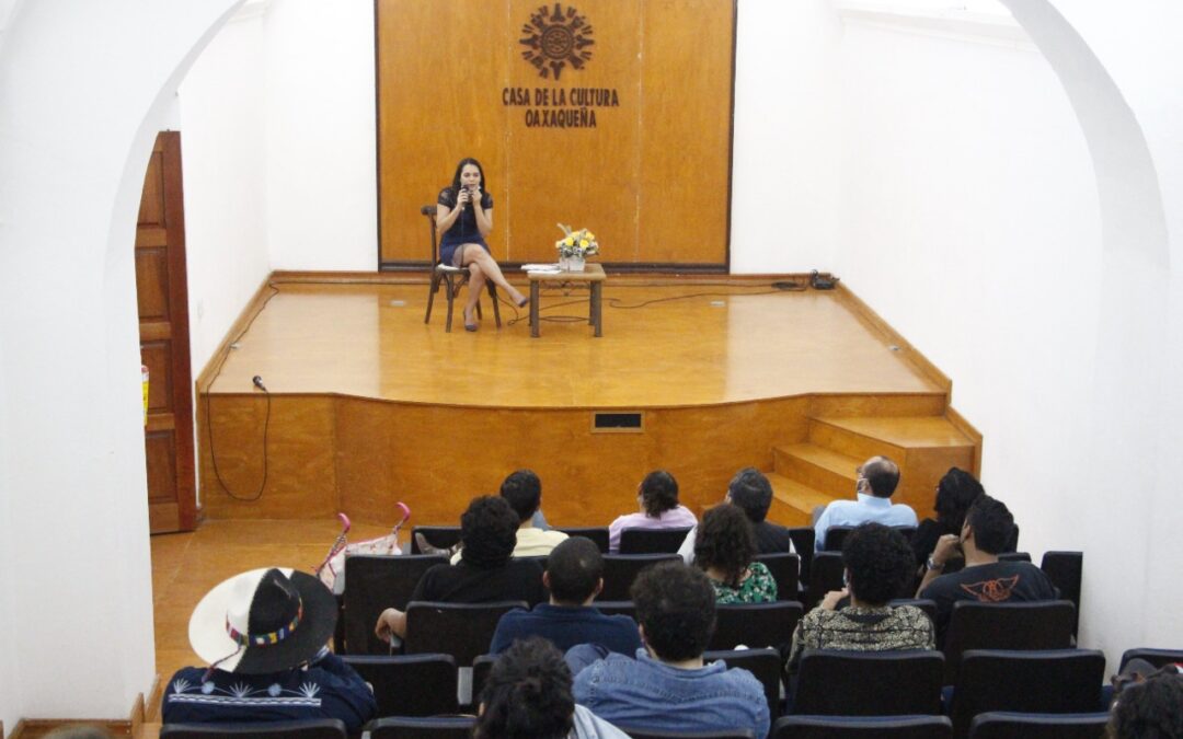 Presentó Evelin Acosta “La Décima y su Pregón” en la Casa de la Cultura Oaxaqueña