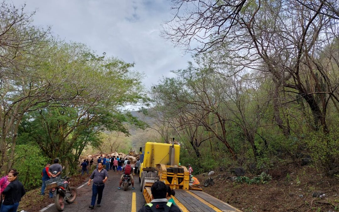 Continúa la liberación de caminos afectados por deslaves