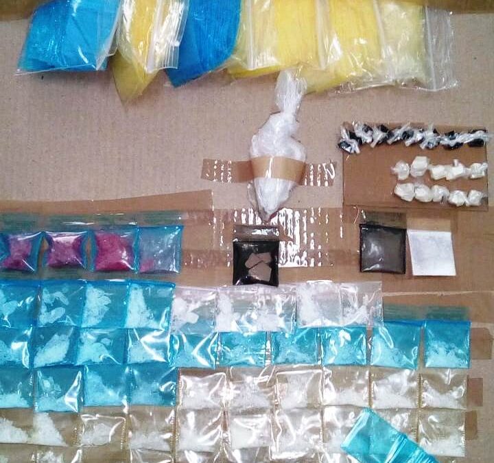 Con más de 80 dosis de diversas drogas y una moto robada, fueron detenidos por la Policía Estatal