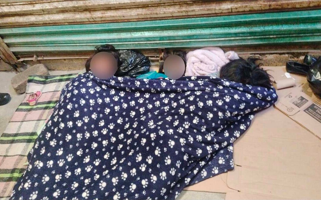 Fiscalía de Oaxaca inicia investigación por abandono de tres menores de edad en la Central de Abasto y gestiona su ingreso a Casa Hogar