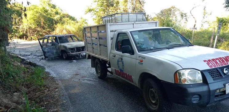 Camioneta arde completamente en vía Juquila-Río Grande