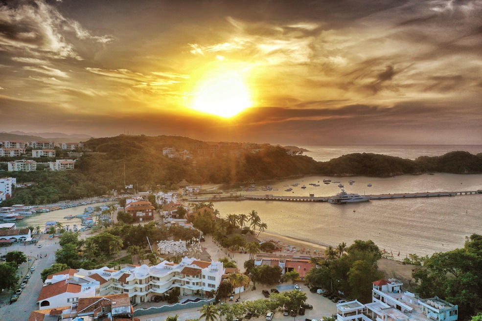 Huatulco con sus hermosos Atardeceres y el Maestro Paisajista José Luis Feliciano, con una brillante trayectoria.