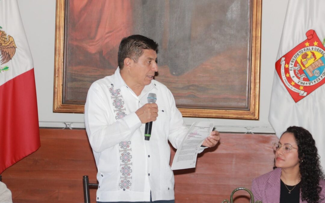 Entrega San Vicente Coatlán al Gobernador Salomón Jara su Carta de Intención para la Paz y Reconciliación de los Pueblos Hermanos