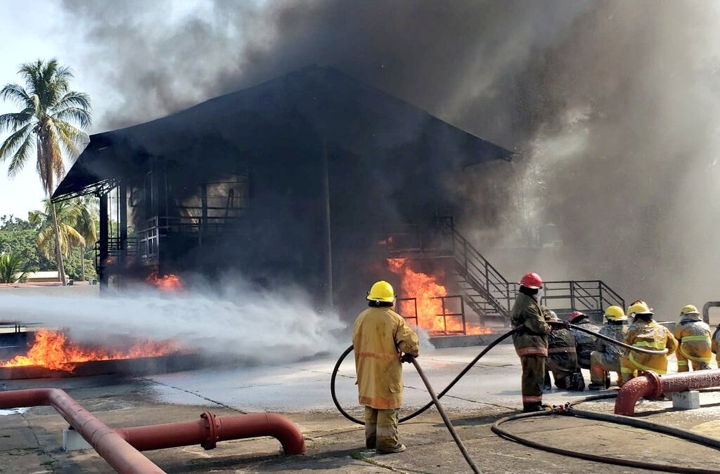  Capacitan a brigadas contraincendios de municipios afectados  por fuga de amoniaco en la Agencia Donají