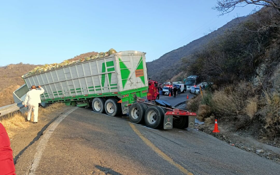 Trailer por caer a voladero en carretera Al Istmo obligó a cerrar la vía