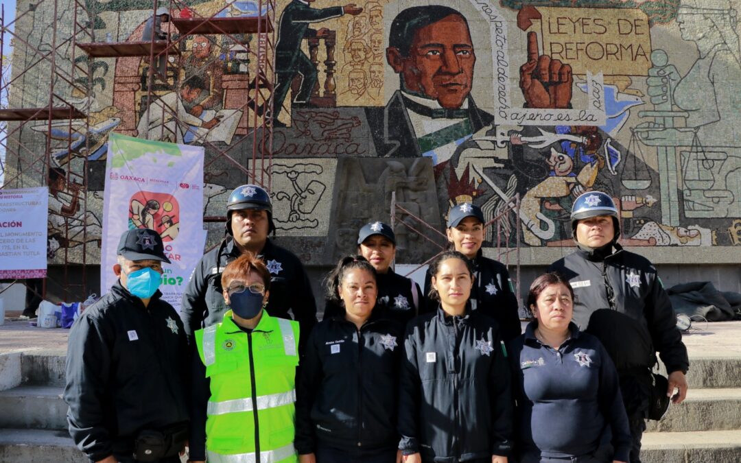  Con trabajo comunitario limpian el Monumento a Juárez