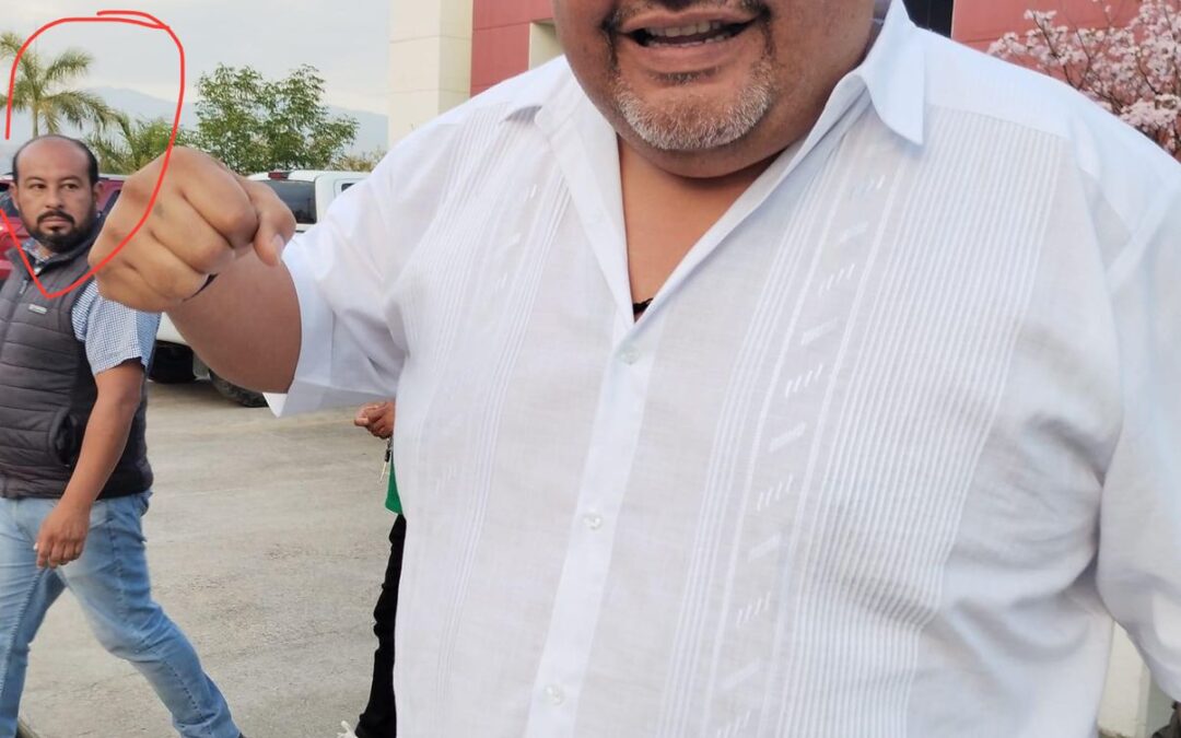 Cuando veas las barbas de tu vecino cortar, pon las tuyas a remojar.