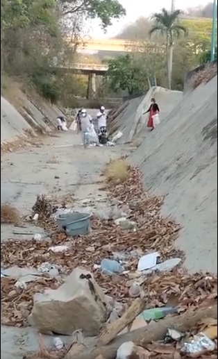 Ciudadanos voluntarios realizar una limpieza en el canal pluvial del Sector U2