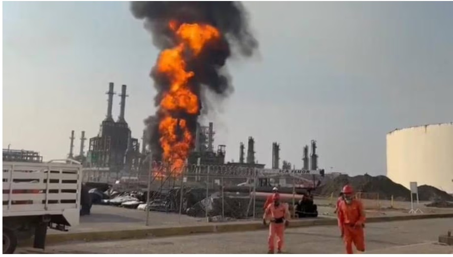 Se incendia refinería de Pemex en Salina Cruz, Oaxaca