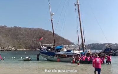 Velero encalla en playa La Entrega en Huatulco causando daños al arrecife