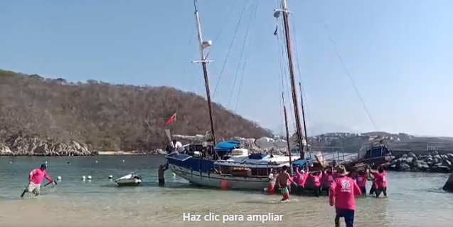 Velero encalla en playa La Entrega en Huatulco causando daños al arrecife