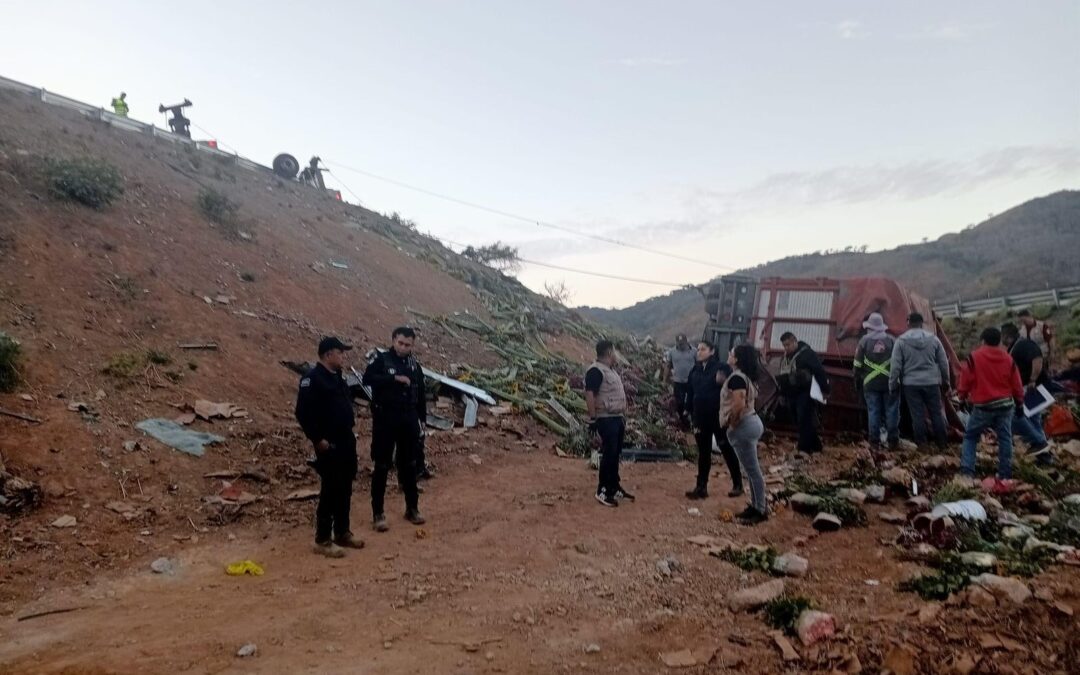 OTRA TRAGEDIA EN NAYARIT; MUEREN 8 VENDEDORES DE FLORES Y 10 MÁS RESULTAN HERIDOS TRAS VOLCADURA DE TRAILER