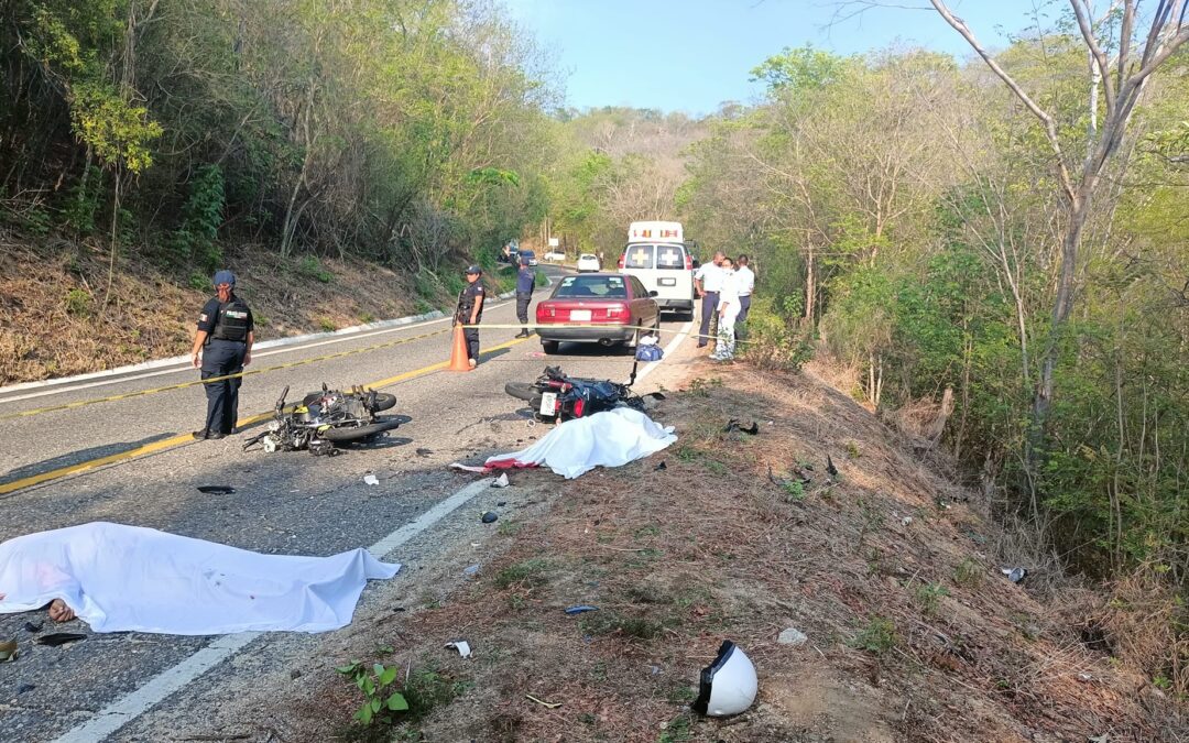 Mueren dos motociclistas al chocar entre ellos en Huatulco