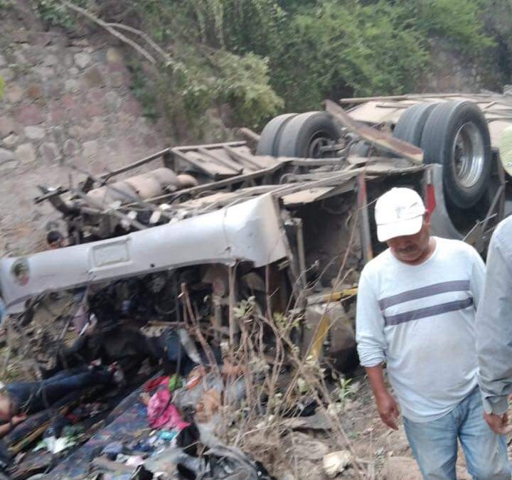 Un autobús de pasajeros vuelca y cae a barranco en Oaxaca; reportan más de 20 muertos