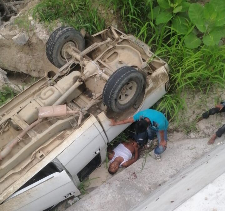 Cayó a una hondonada  Ex regidor vuelca camioneta oficial que no entregó a su municipio