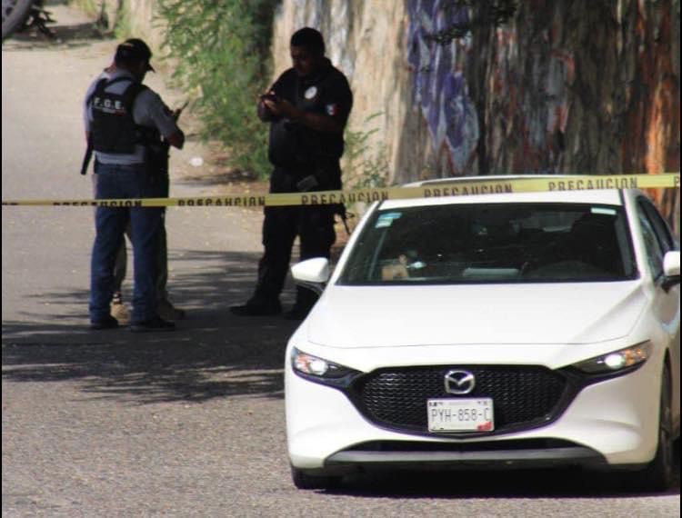 Un muerto y un herido en ataque armado contra un Mazda 3 blanco en la calle Felipe II, esquina Farallón del Fraccionamiento Magallanes,