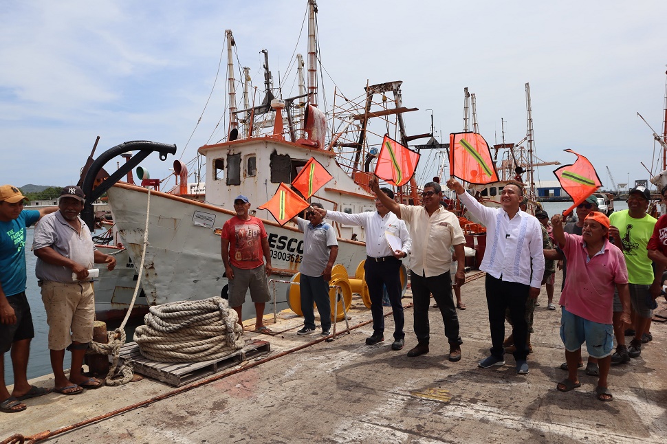 Secretaría de Administración reconoce al sector pesquero de Oaxaca