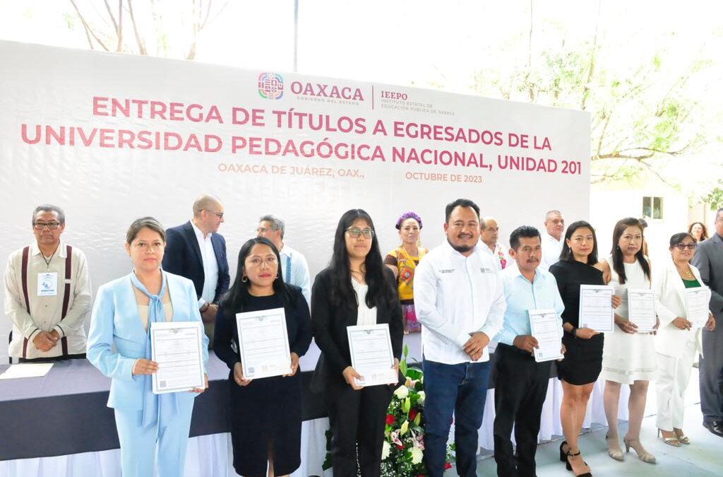 Realiza IEEPO entrega de títulos profesionales a egresados normalistas de la UPN, Unidad 201