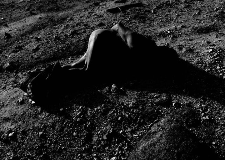 MANIATADO Y DESNUDO HALLAN A HOMBRE EJECUTADO EN LA COSTA