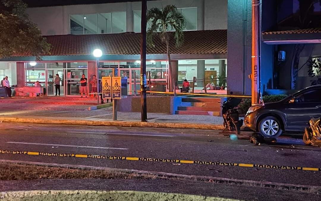 motociclista pierde la vida al chocar con vehículo estacionamiento en Huatulco